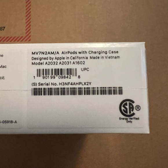 AirPods with Charging Case - Picture 5 of 8